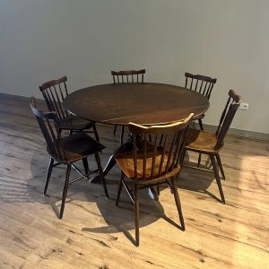 Tafel met stoelen